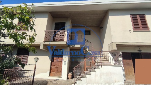 Foto Casa indipendente a Reggello Centro di 260 m² con 8 locali in vendita