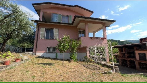 Foto Case semi ndipendenti a Follo di 101 m² con 5 locali in vendita
