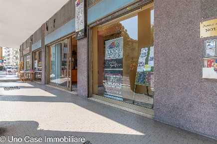 Foto Negozio in piazza la marmora 9, Ivrea di 95 m² con 2 locali in vendita