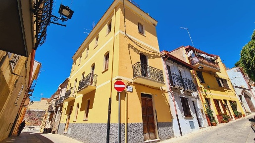 Foto Appartamento a Iglesias Centro di 220 m² con 12 locali in vendita