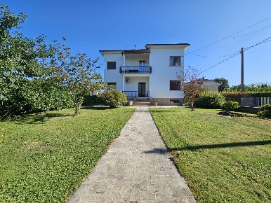 Foto Villa bifamiliare in Via Gramsci, Oleggio Centro di 338 m² in vendita