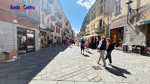 Foto Locale commerciale in Place des Franchises, Aosta Centro di 164 m²