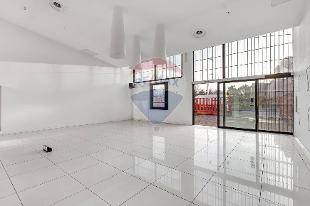 Foto Locale commerciale in Via Umbria, Pieve Emanuele Fizzonasco di 100 m²