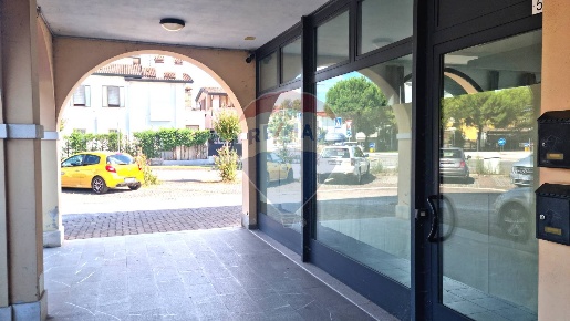 Foto Negozio in via Colli Euganei, Saccolongo Centro di 92 m² con 1 locali