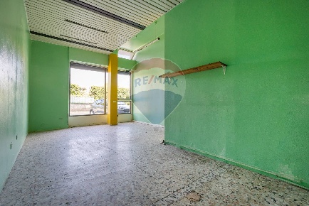 Foto Negozio in VIA DE AMICIS, Cairate Bolladello Peveranza di 23 m²