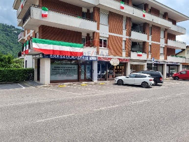 Foto Negozio in VIA BATTISTI, Gazzaniga Centro di 138 m² con 2 locali