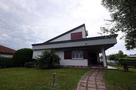 Foto Villa singola in cordenons, Cordenons Centro di 349 m² con 14 locali