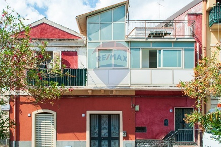 Foto Casa indipendente in Via Santi Elena e Costantino, Aci Catena Centro