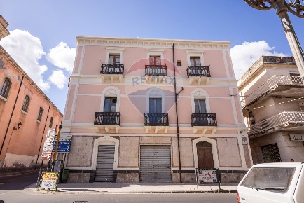 Foto Locale commerciale a Francavilla di Sicilia di 250 m² con 10 locali