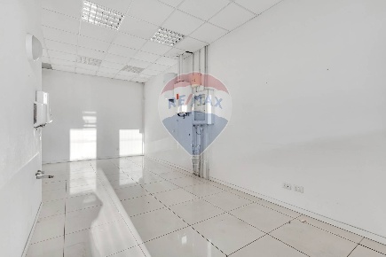 Foto Locale commerciale in Via Umbria, Pieve Emanuele Fizzonasco di 100 m²