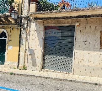 Foto Locale commerciale in corso Regina Elena, Modica Modica Alta di 67 m²
