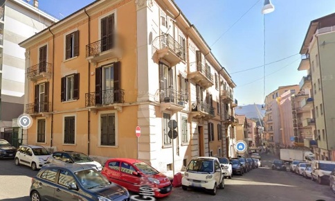Foto Negozio in via Brenta, Cosenza di 163 m² con 4 locali in affitto