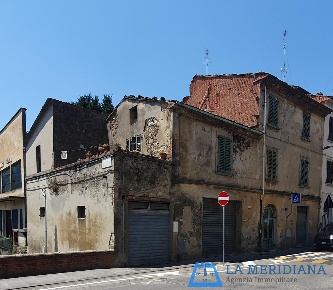 Foto Casa indipendente a Lamporecchio Centro di 300 m² con 10 locali