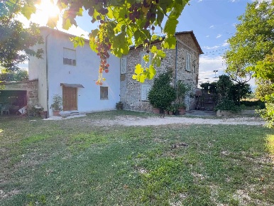 Foto Casa indipendente in Via San Luigi 9, Trevi Matigge di 300 m²