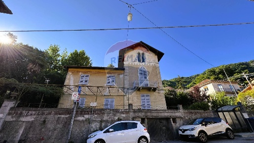 Foto Casa indipendente in Via Giuseppe Garibaldi, Savignone Centro