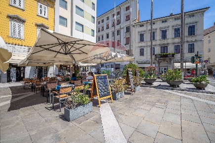 Foto Bar in Piazza Carlo Goldoni, Trieste di 75 m² con 3 locali in vendita
