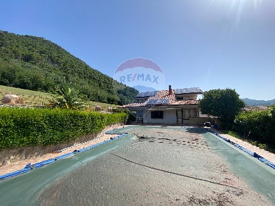 Foto Villa singola a San Lorenzello di 277 m² con 12 locali in vendita