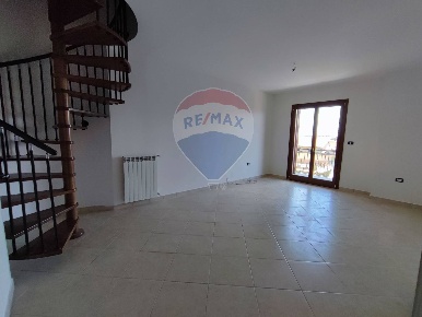Foto Duplex in Via Guglielmo Stendardo, Sparanise di 105 m² con 3 locali