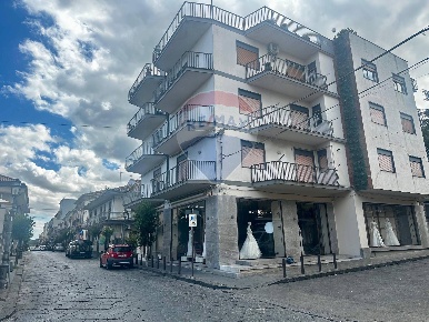 Foto Appartamento a Zafferana Etnea Centro di 144 m² con 6 locali