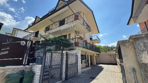 Foto Villa singola a Quadrelle di 260 m² con 7 locali in vendita