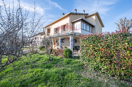 Foto Rustico a Poviglio di 298 m² con 7 locali in vendita
