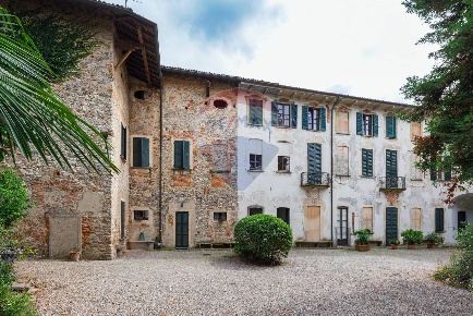 Foto Appartamento in Via Adamoli, Besozzo Centro di 117 m² con 3 locali
