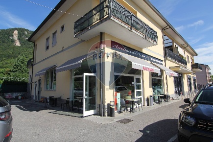Foto Attività commerciale in Via Mazzini, Bisuschio Centro di 338 m²