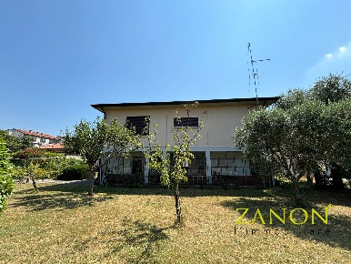 Foto Appartamento in Via Gelsi, Gorizia Centro di 98 m² con 4 locali