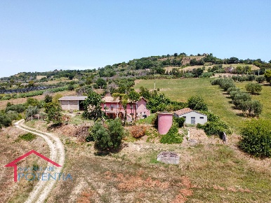 Foto Rustico in c.da Asola, Potenza Picena di 324 m² con 5 locali