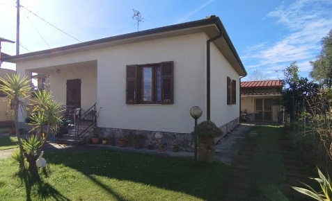 Foto Villa unifamiliare a Massa Marina di Massa Centro di 120 m² in vendita