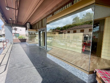 Foto Negozio a Azzate di 210 m² con 2 locali in affitto