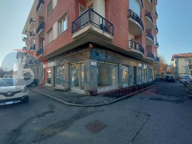 Foto Negozio in Via MARCONI 17, Beinasco Centro di 55 m² con 1 locali