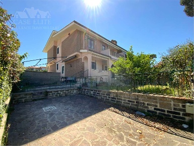 Foto Appartamento in VIALE DEI GLADIOLI 3, Anzio di 100 m² con 4 locali