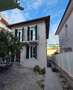 Foto Villa unifamiliare in via Jung 20, Bordighera Centro di 142 m²