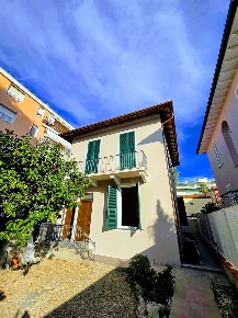 Foto Villa unifamiliare in via Jung 20, Bordighera Centro di 142 m²