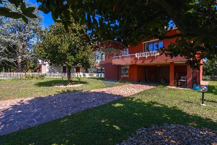Foto Villa singola in Via Contardo Ferrini, Arcore Centro di 386 m²