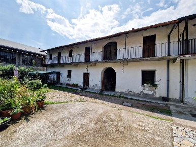 Foto Rustico in Contrada San Bartolomeo, Cocquio-Trevisago Cocquio