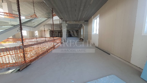 Foto Negozio a Salerno Zona Industriale - San Leonardo di 1600 m²
