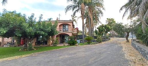 Foto Villa unifamiliare a Aci Catena di 145 m² con 10 locali in vendita