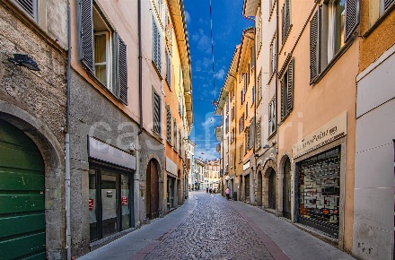 Foto Attività commerciale in via sant'alessandro  26, Bergamo Centro