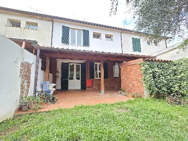 Foto Villa a schiera a Pietrasanta di 105 m² con 10 locali in vendita