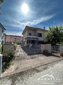 Foto Villa bifamiliare a Gonzaga Centro di 240 m² con 8 locali in vendita