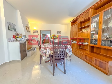 Foto Casa indipendente a Ponte Buggianese di 240 m² con 8 locali in vendita
