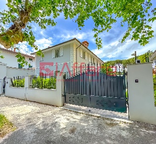 Foto Villa unifamiliare a Montecatini-Terme di 235 m² con 8 locali
