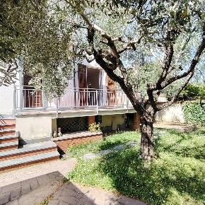 Foto Villa unifamiliare a Carrara Marina di Carrara di 210 m² con 8 locali