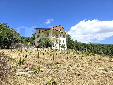Foto Villa unifamiliare in Via Fonte Salomone 9, Isernia di 454 m²
