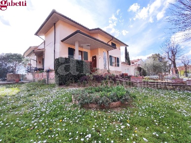 Foto Villa unifamiliare a Asciano Centro di 245 m² con 8 locali in vendita