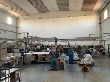 Foto Capannone industriale a Orta di Atella di 700 m² con 6 locali