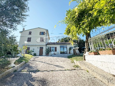 Foto Villa unifamiliare a Mondavio di 230 m² con 10 locali in vendita