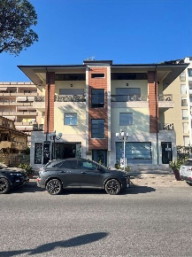 Foto Negozio a Latina di 85 m² con 4 locali in affitto
